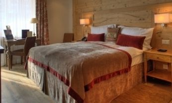Le Petit Cervin 호텔 체르마트 외부 사진 A bed with a bed skirt