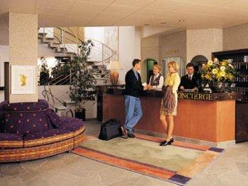 Le Petit Cervin 호텔 체르마트 외부 사진 A concierge desk at a hotel