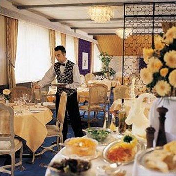 Le Petit Cervin 호텔 체르마트 외부 사진 A restaurant in a cruise ship